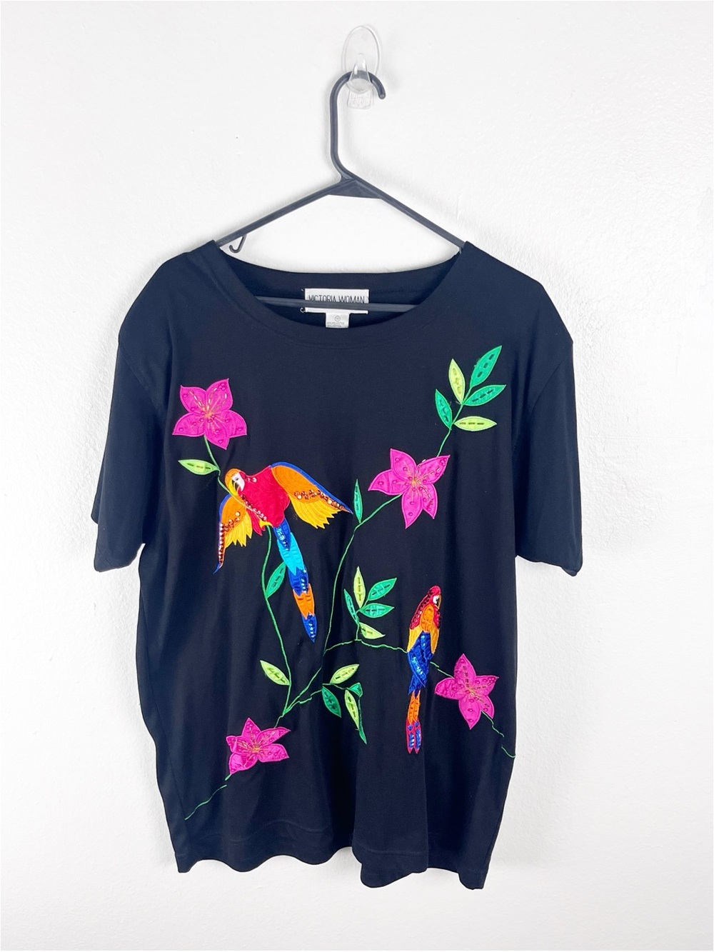 VICTORIA HARBOUR Vintage  Black Tropical Macaw Sequin Short Sleeves Tee 1X